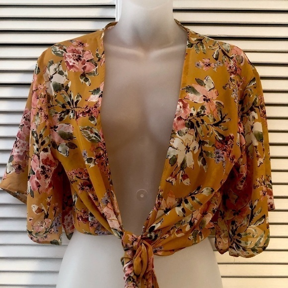 Floral cropped flare sleeve front tie size medium - Picture 2 of 6